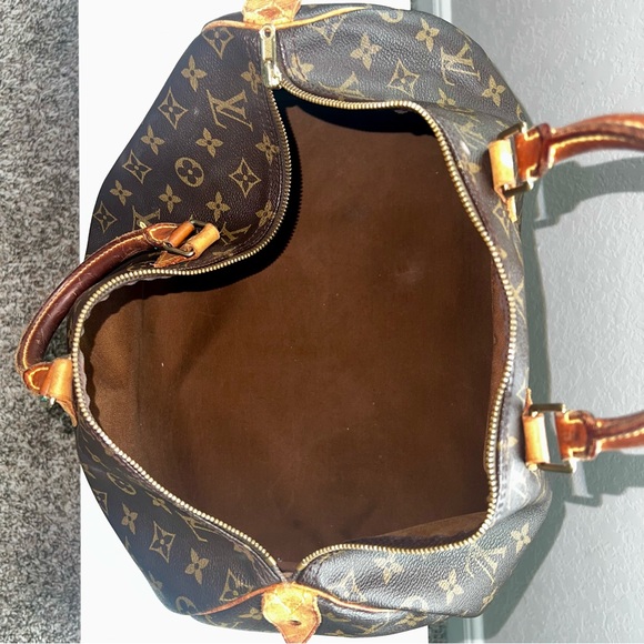 Louis Vuitton Speedy 40 Handbag - Picture 5 of 11